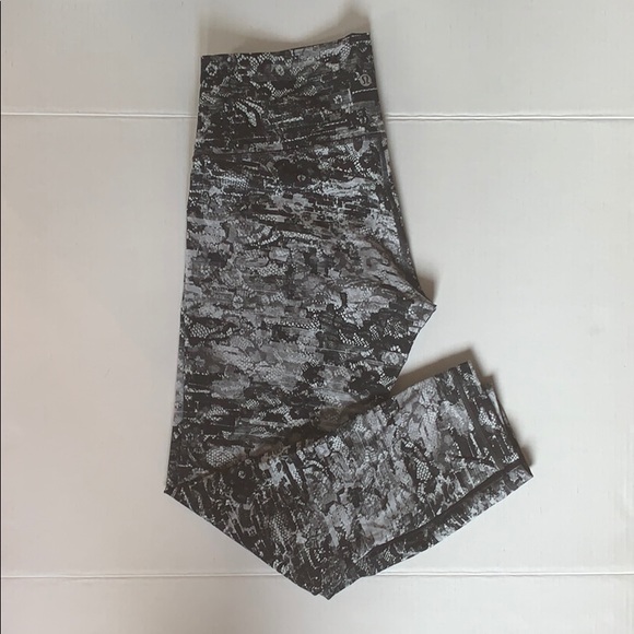 BNWOT Lululemon capris leggings! - Picture 2 of 4